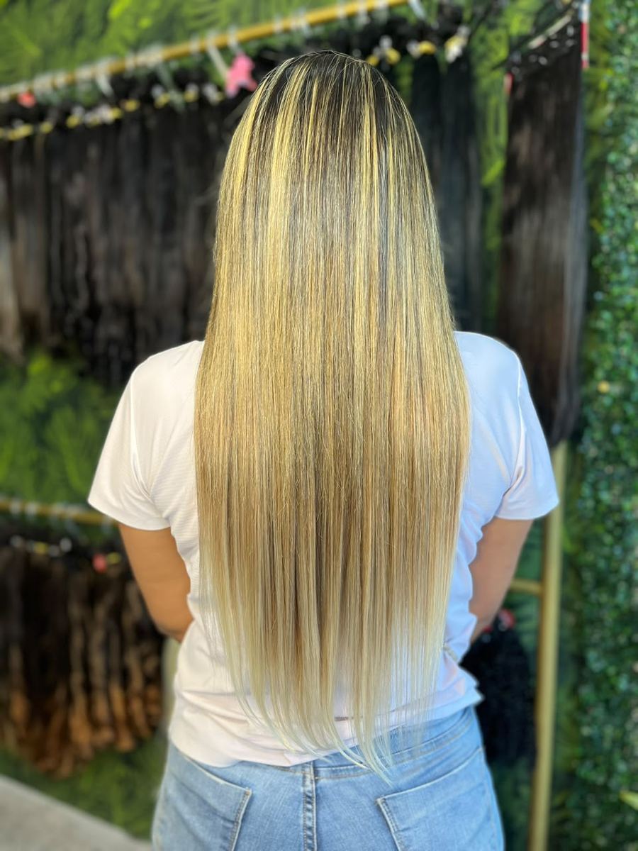 Cabelo loiro com raiz esfumada